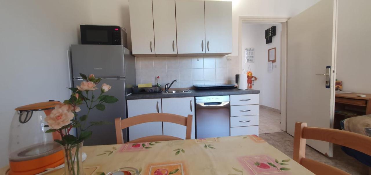 Apartmani Sonia Njivice Exterior photo